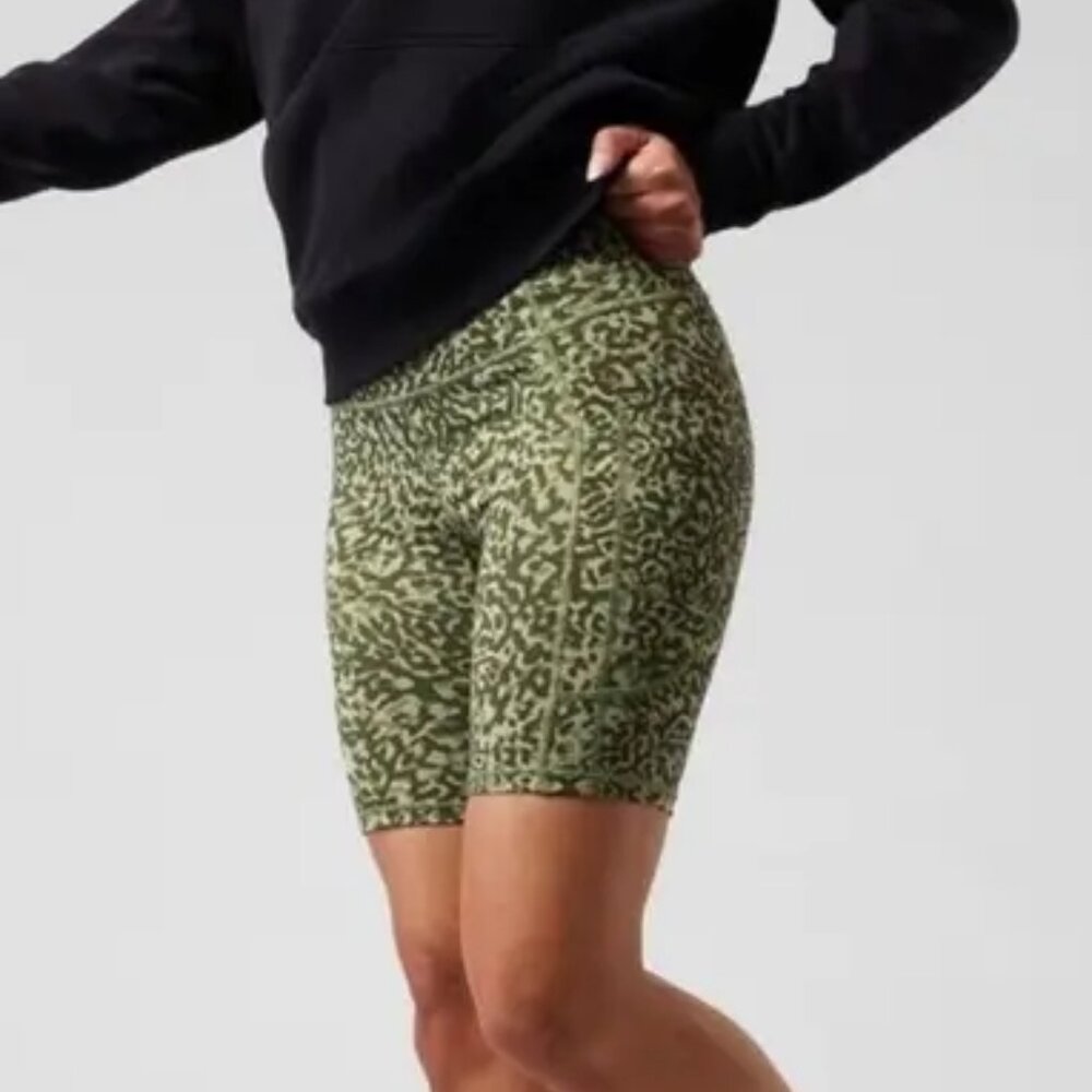 Athleta Ultimate Stash II 7" Short